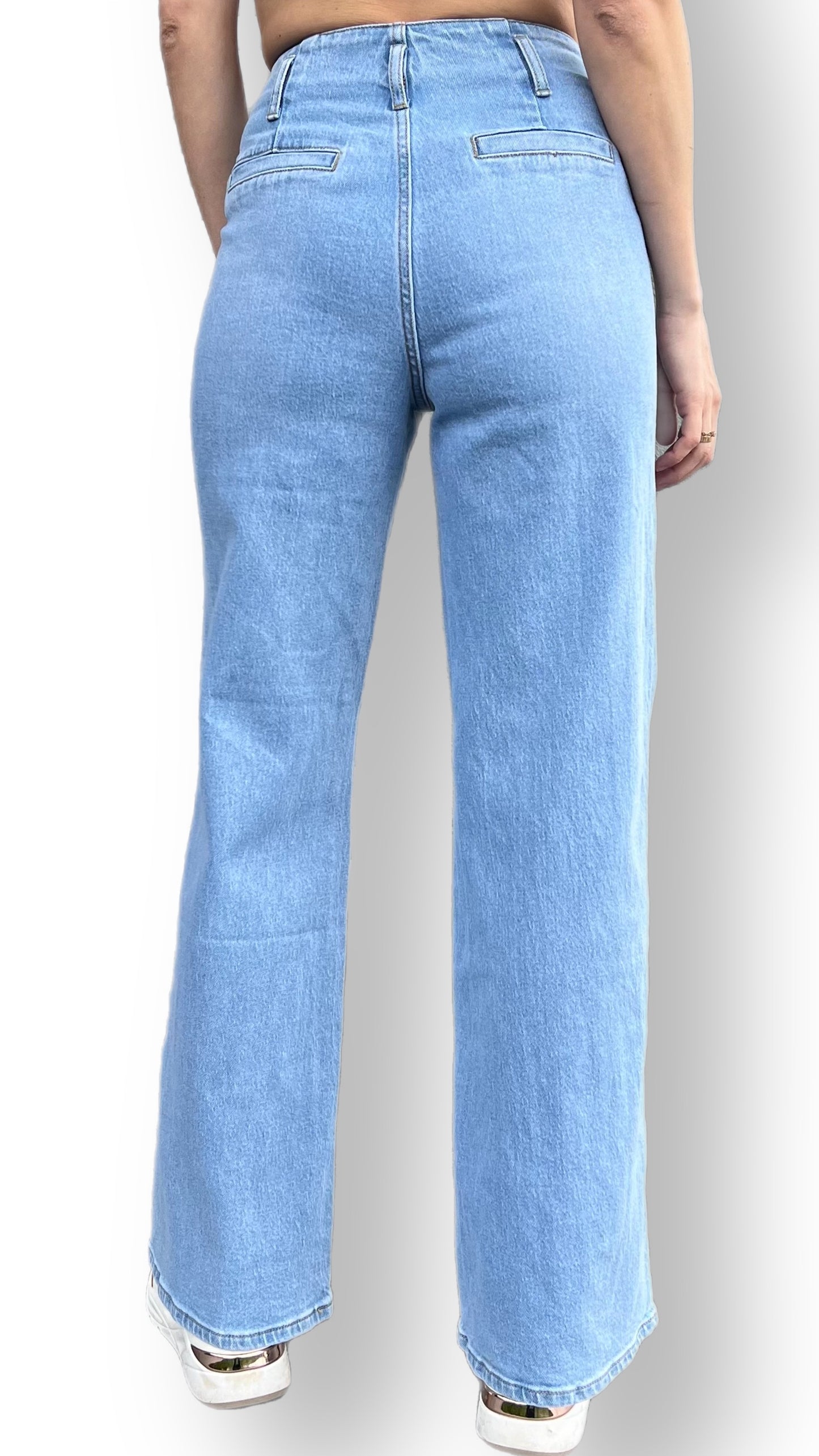 Blaue Jeans mit weitem Bein und hoher Taille mit Bund